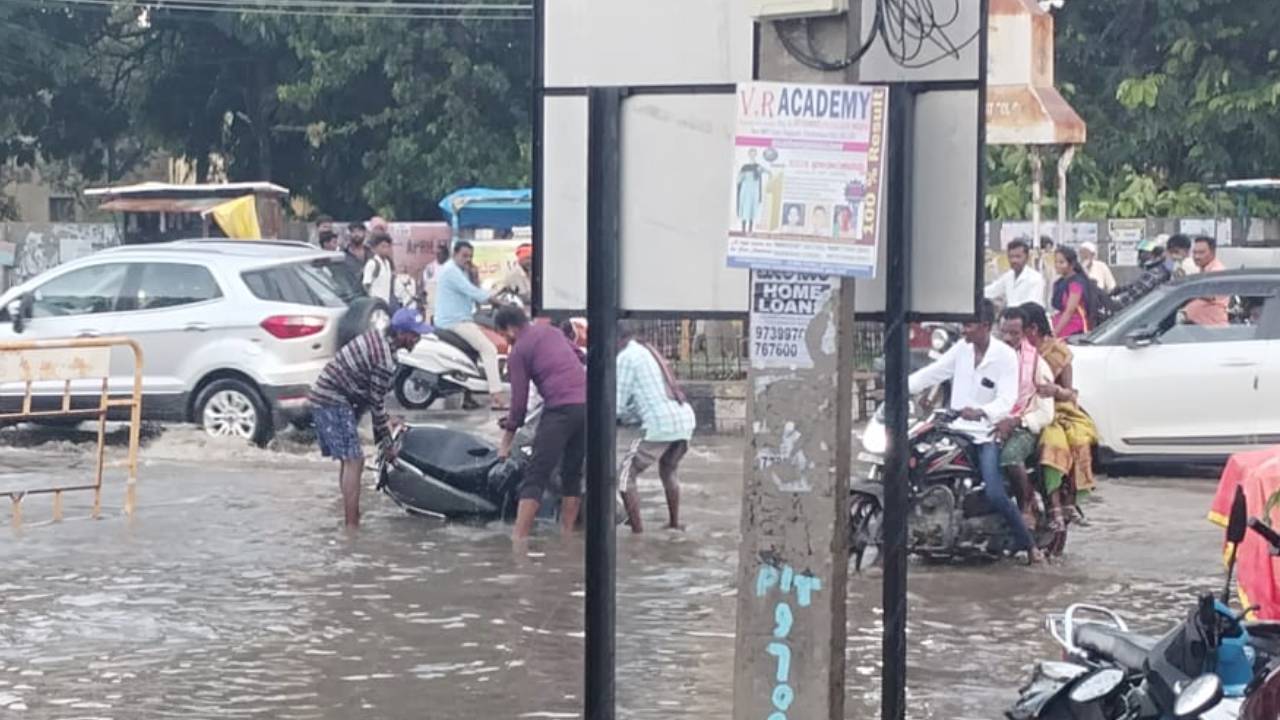 Karnataka Rains: ಬಾಗೇಪಲ್ಲಿಯಲ್ಲಿ ಭಾರಿ ಮಳೆಯಿಂದ ಅವಾಂತರ; ಸಂಚಾರ, ಜನಜೀವನ ಅಸ್ತವ್ಯಸ್ತ