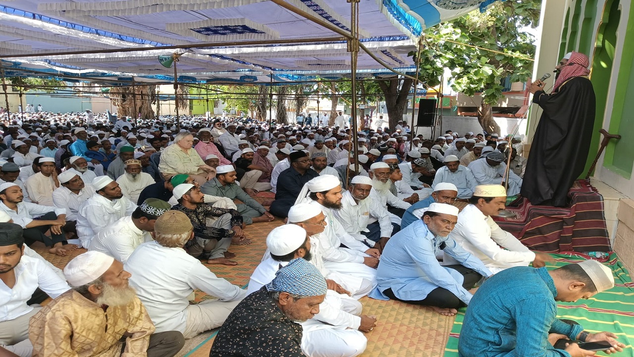 Bakrid at Chikkaballapur: ಚಿಕ್ಕಬಳ್ಳಾಪುರದಲ್ಲಿ ಶ್ರದ್ಧಾಭಕ್ತಿಯಿಂದ ಬಕ್ರೀದ್ ಆಚರಣೆ