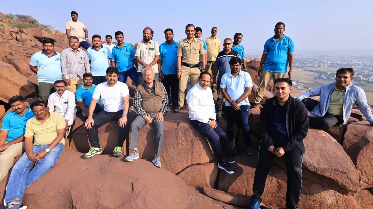 ಸಂಗನಕಲ್ಲಿನ ಗುಡ್ಡಕ್ಕೆ ಜಿಲ್ಲಾಧಿಕಾರಿ ಚಾರಣ; ಪ್ರವಾಸೋದ್ಯಮ ಅಭಿವೃದ್ಧಿಗೆ ಒತ್ತು ನೀಡುವುದಾಗಿ ಭರವಸೆ