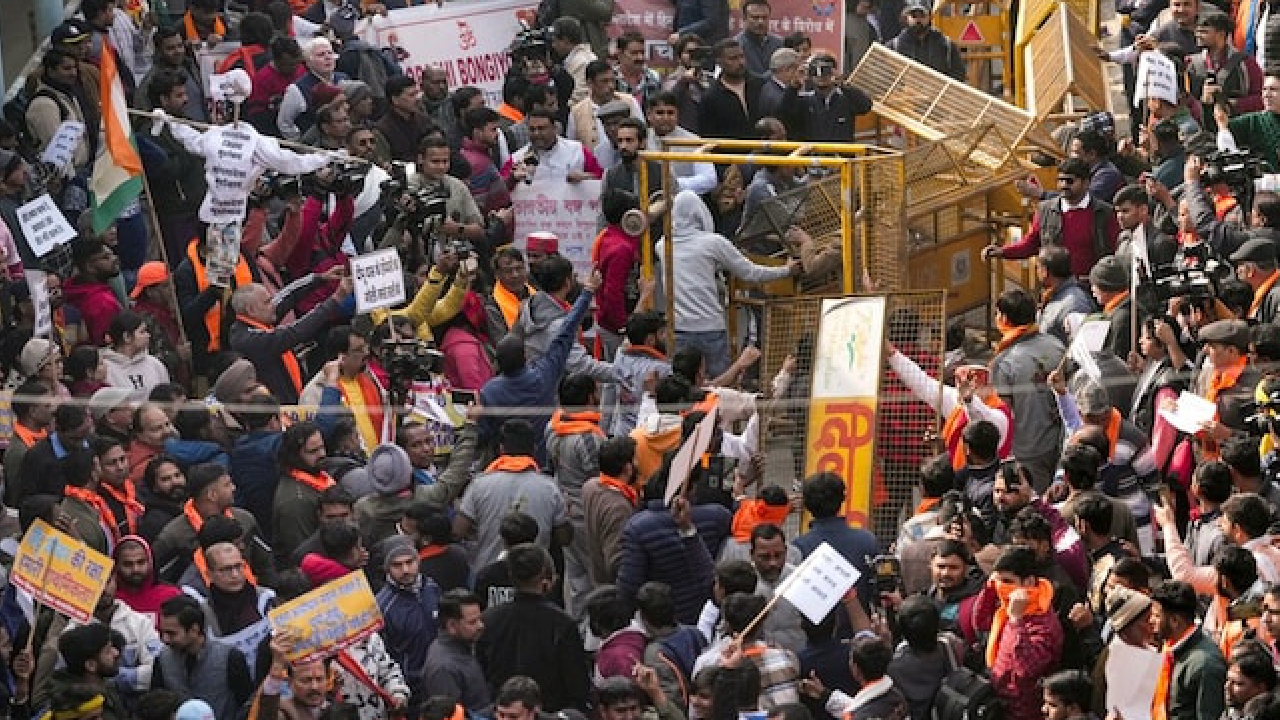 ಹಿಂದೂ ವ್ಯಕ್ತಿಯ ಹತ್ಯೆ;  ರಾಯಭಾರಿ ಕಚೇರಿಯೆದರು ಭಾರೀ ಪ್ರತಿಭಟನೆ