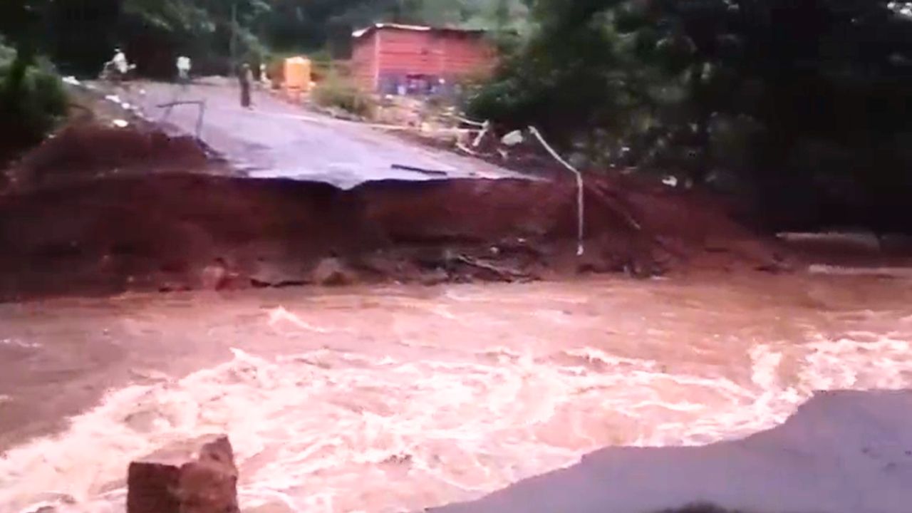 Karnataka Rains: ಮಲಪ್ರಭಾ ನದಿ ರಭಸಕ್ಕೆ ಕೊಚ್ಚಿ ಹೋದ ಸೇತುವೆ; ಬೆಳಗಾವಿ-ಗೋವಾ ರಸ್ತೆ ಸಂಚಾರ ಬಂದ್