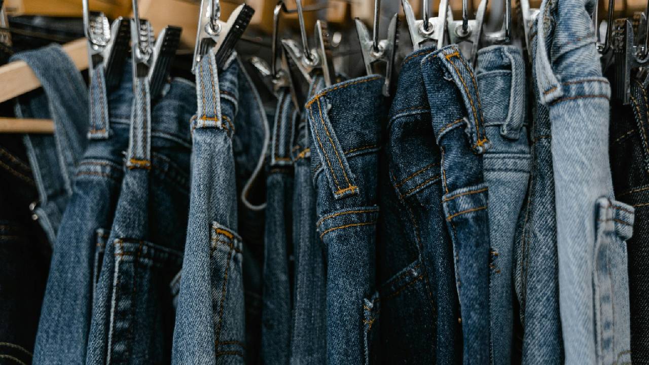 Gen z Fashion 2026: ಜೆನ್ ಝೀ ಹುಡುಗಿಯರ ಫ್ಯಾಷನ್‌ಗೆ ಸೇರಿದ ಬೆಲ್ ಬಾಟಮ್ ಜೀನ್ಸ್ ಪ್ಯಾಂಟ್ಸ್ - Image 2