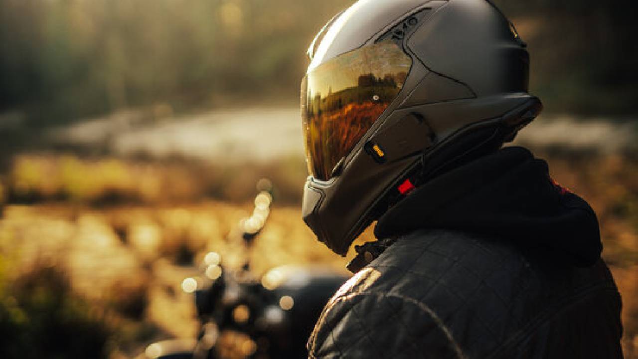 ಬೆಂಗಳೂರಿನ ಸಂಚಾರ ದಟ್ಟಣೆ ನಡುವೆ ಹೆಲ್ಮೆಟ್ ನಿಂದ ಹೊಡೆದಾಡಿದ ಬೈಕ್ ಸವಾರರು!