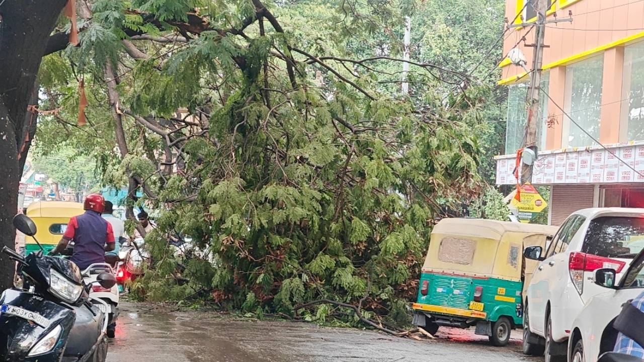 ಬೆಂಗಳೂರಲ್ಲಿ ಆಲಿಕಲ್ಲು ಮಳೆ ಅಬ್ಬರ; ಪ್ರಮುಖ ರಸ್ತೆಗಳು ಜಲಾವೃತ