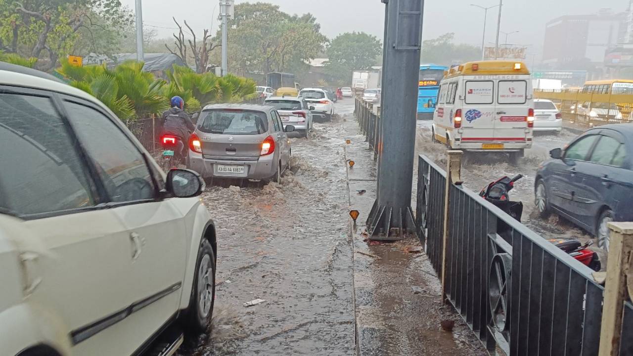 ಬೆಂಗಳೂರಲ್ಲಿ ಮಳೆ ಆರ್ಭಟ; ಬೈಕ್ ಮೇಲೆ ಮರ ಬಿದ್ದು ಬಾಲಕಿ ಸಾವು