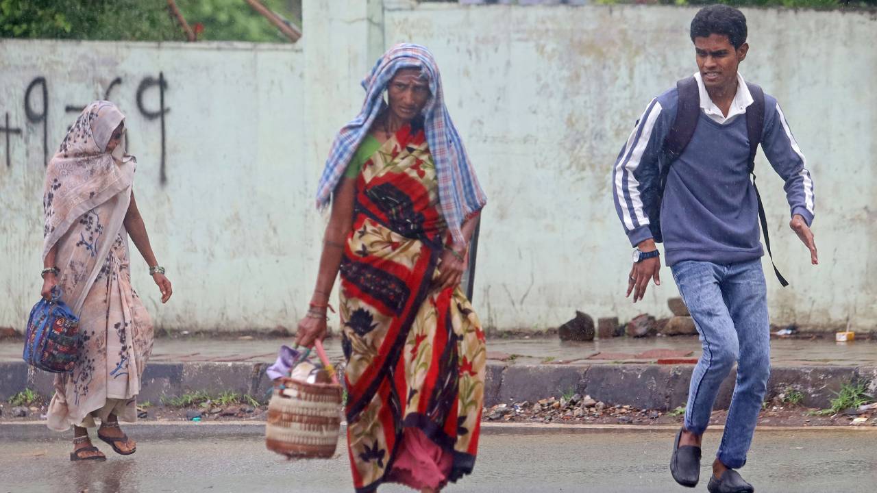 Bengaluru Rains: ಬೆಂಗಳೂರಲ್ಲಿ ಜಿಟಿ ಜಿಟಿ ಮಳೆ; ಟ್ರಾಫಿಕ್ ಕಿರಿ ಕಿರಿ, ಸವಾರರ ಪರದಾಟ - Image 6