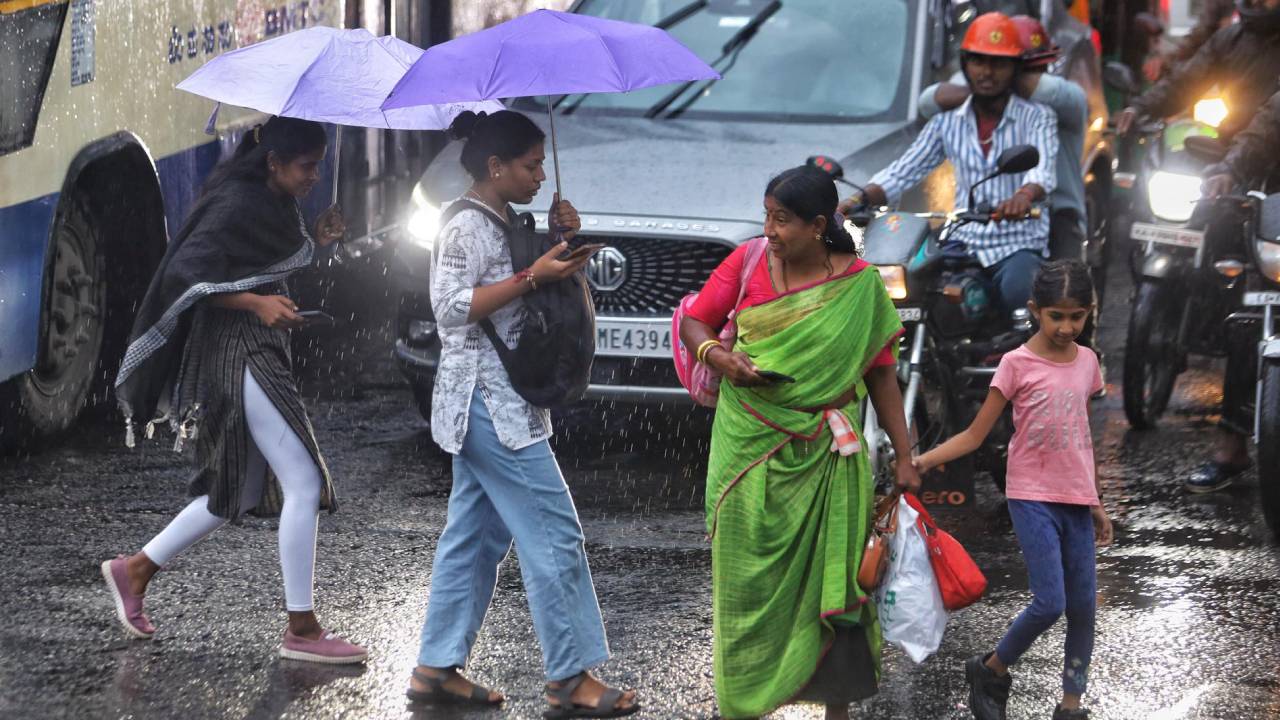 Bengaluru Rains: ರಾಜಧಾನಿಯಲ್ಲಿ ಮುಂದುವರಿದ ಮಳೆಯ ಅಬ್ಬರ; ಸಂಚಾರ ದಟ್ಟಣೆಗೆ ಸವಾರರು ಹೈರಾಣ!