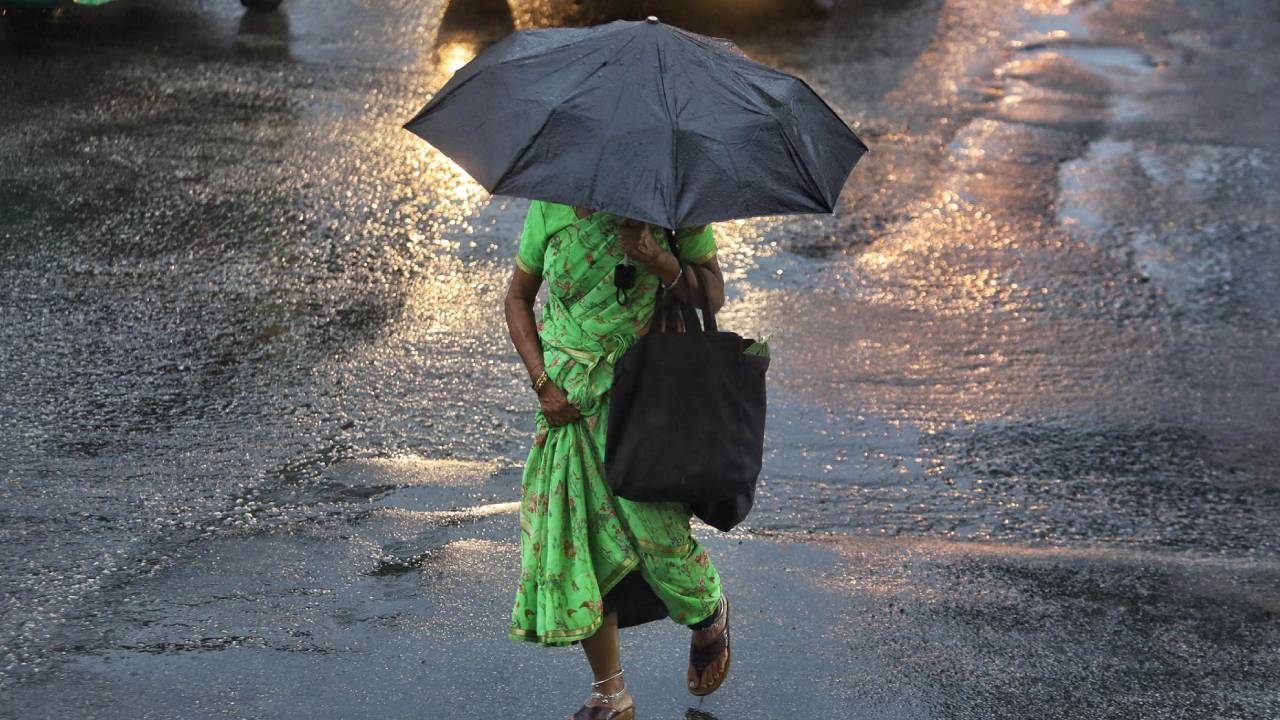 Bengaluru Rains: ರಾಜಧಾನಿಯಲ್ಲಿ ಮುಂದುವರಿದ ಮಳೆಯ ಅಬ್ಬರ; ಸಂಚಾರ ದಟ್ಟಣೆಗೆ ಸವಾರರು ಹೈರಾಣ! - Image 2