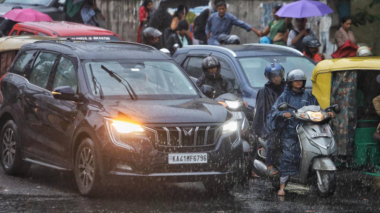 Bengaluru Rains: ರಾಜಧಾನಿಯಲ್ಲಿ ಮುಂದುವರಿದ ಮಳೆಯ ಅಬ್ಬರ; ಸಂಚಾರ ದಟ್ಟಣೆಗೆ ಸವಾರರು ಹೈರಾಣ! - Image 1