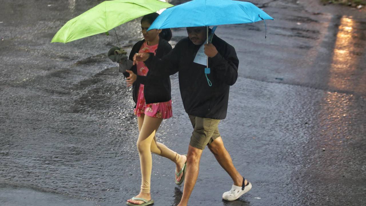 Bengaluru Rains: ರಾಜಧಾನಿಯಲ್ಲಿ ಮುಂದುವರಿದ ಮಳೆಯ ಅಬ್ಬರ; ಸಂಚಾರ ದಟ್ಟಣೆಗೆ ಸವಾರರು ಹೈರಾಣ! - Image 3
