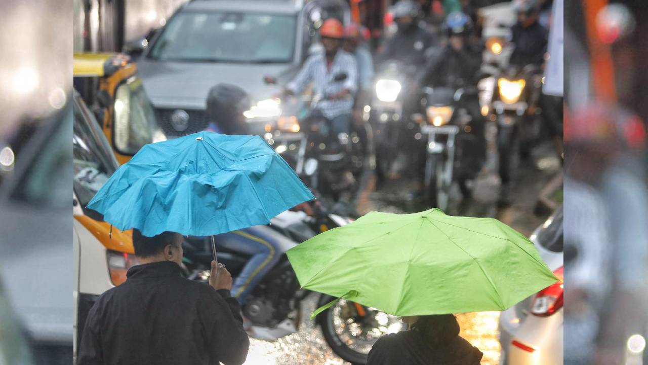 Bengaluru Rains: ರಾಜಧಾನಿಯಲ್ಲಿ ಮುಂದುವರಿದ ಮಳೆಯ ಅಬ್ಬರ; ಸಂಚಾರ ದಟ್ಟಣೆಗೆ ಸವಾರರು ಹೈರಾಣ! - Image 8