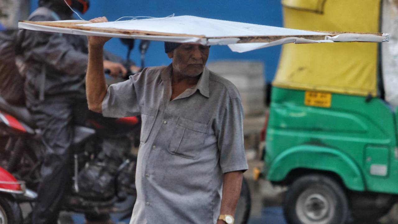 Bengaluru Rains: ರಾಜಧಾನಿಯಲ್ಲಿ ಮುಂದುವರಿದ ಮಳೆಯ ಅಬ್ಬರ; ಸಂಚಾರ ದಟ್ಟಣೆಗೆ ಸವಾರರು ಹೈರಾಣ! - Image 6