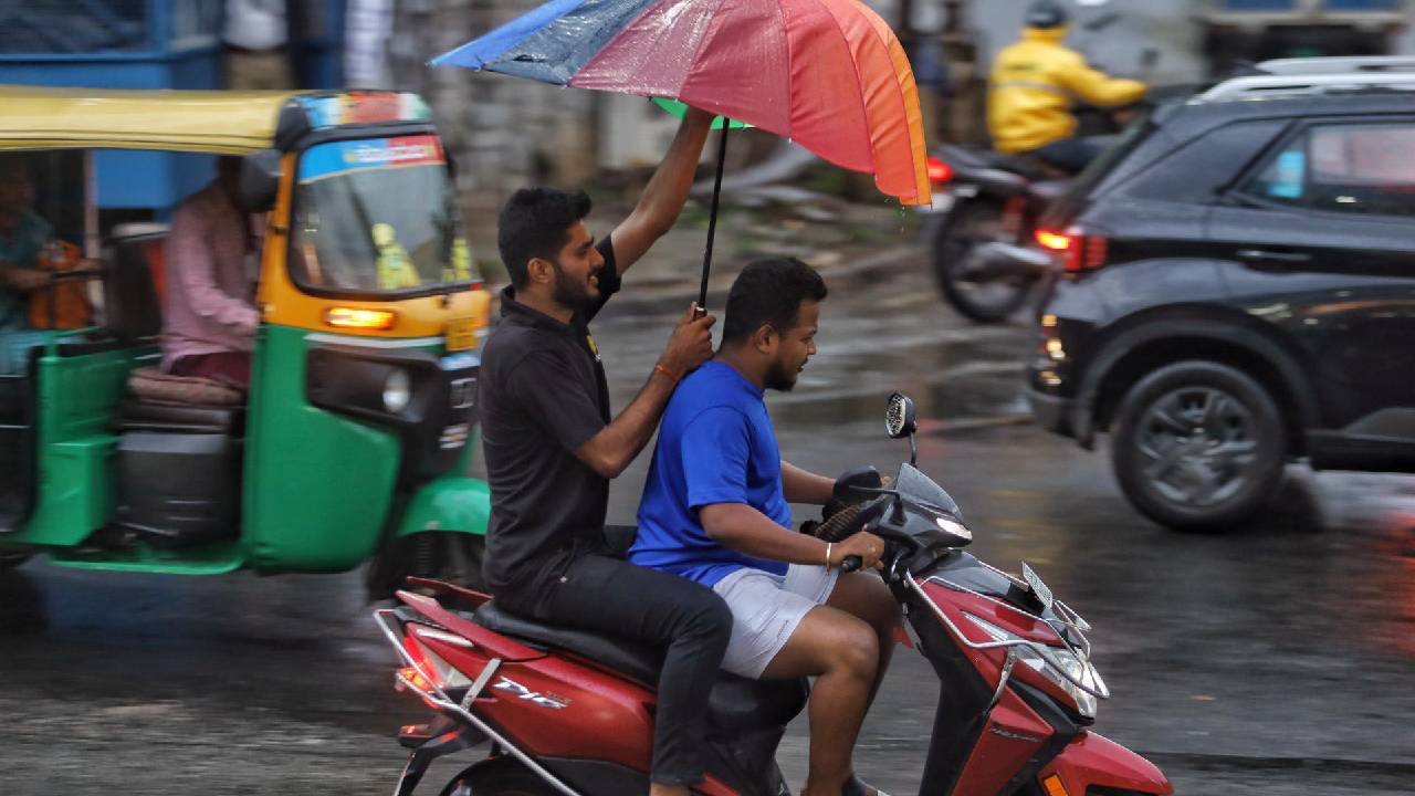 Bengaluru Rains: ರಾಜಧಾನಿಯಲ್ಲಿ ಮುಂದುವರಿದ ಮಳೆಯ ಅಬ್ಬರ; ಸಂಚಾರ ದಟ್ಟಣೆಗೆ ಸವಾರರು ಹೈರಾಣ! - Image 7