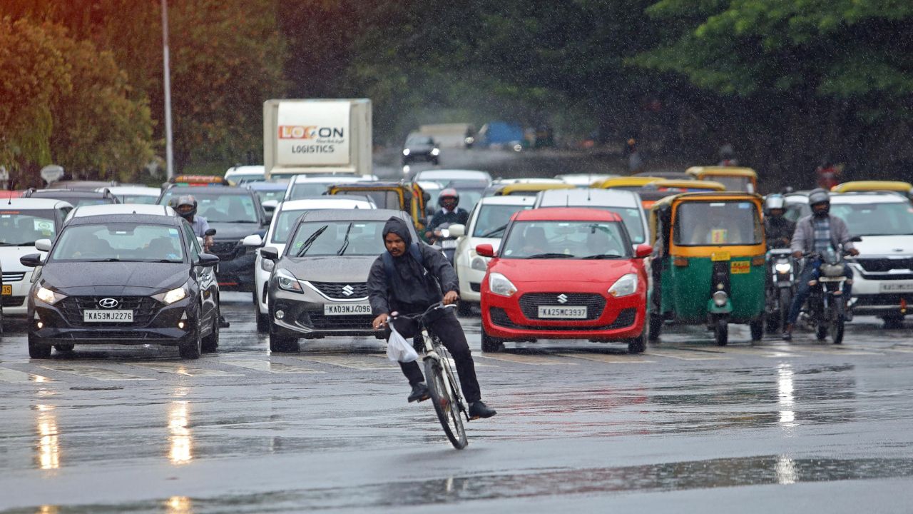 Bengaluru Rains: ಬೆಂಗಳೂರಿನಲ್ಲಿ ಮುಂದುವರಿದ ಮಳೆ; ವಾತಾವರಣ ಕೂಲ್ ಕೂಲ್ - Image 2