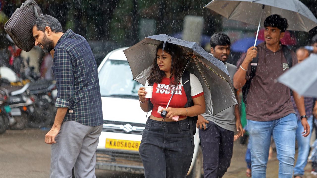 Bengaluru Rains: ಬೆಂಗಳೂರಿನಲ್ಲಿ ಮುಂದುವರಿದ ಮಳೆ; ವಾತಾವರಣ ಕೂಲ್ ಕೂಲ್ - Image 3