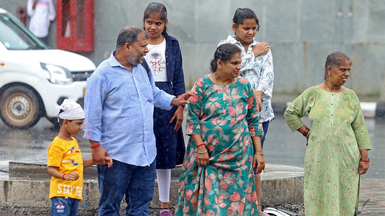 Bengaluru Rains: ಬೆಂಗಳೂರಿನಲ್ಲಿ ಮುಂದುವರಿದ ಮಳೆ; ವಾತಾವರಣ ಕೂಲ್ ಕೂಲ್ - Image 5