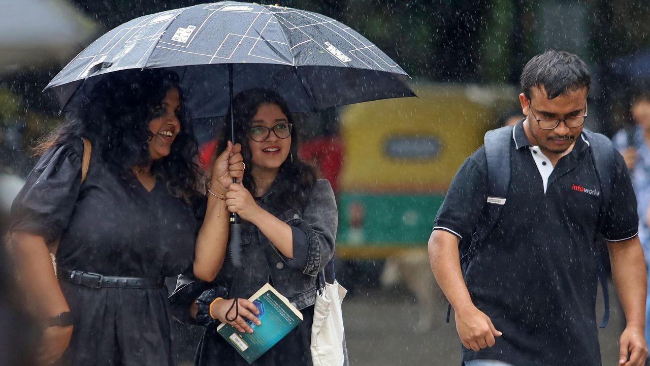 Bengaluru Rains: ಬೆಂಗಳೂರಿನಲ್ಲಿ ಮುಂದುವರಿದ ಮಳೆ; ವಾತಾವರಣ ಕೂಲ್ ಕೂಲ್ - Image 6