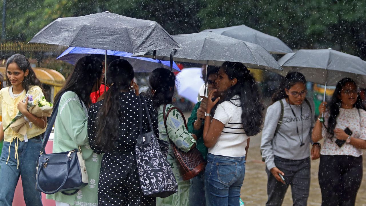 Bengaluru Rains: ಬೆಂಗಳೂರಿನಲ್ಲಿ ಮುಂದುವರಿದ ಮಳೆ; ವಾತಾವರಣ ಕೂಲ್ ಕೂಲ್ - Image 9