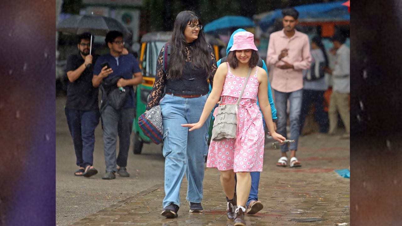 Bengaluru Rains: ಬೆಂಗಳೂರಿನಲ್ಲಿ ಮುಂದುವರಿದ ಮಳೆ; ವಾತಾವರಣ ಕೂಲ್ ಕೂಲ್ - Image 7