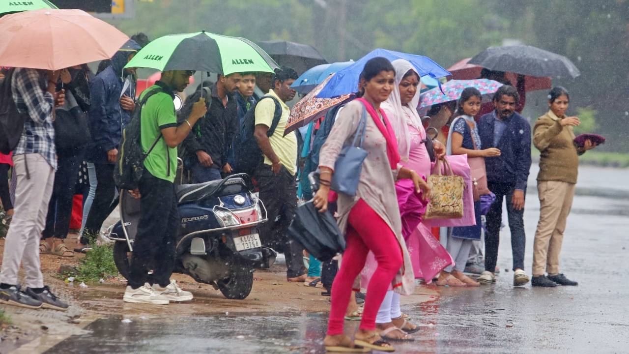 ಬೆಂಗಳೂರಲ್ಲಿ ಜಿಟಿ ಜಿಟಿ ಮಳೆ; ಟ್ರಾಫಿಕ್ ಕಿರಿ ಕಿರಿ, ಸವಾರರ ಪರದಾಟ