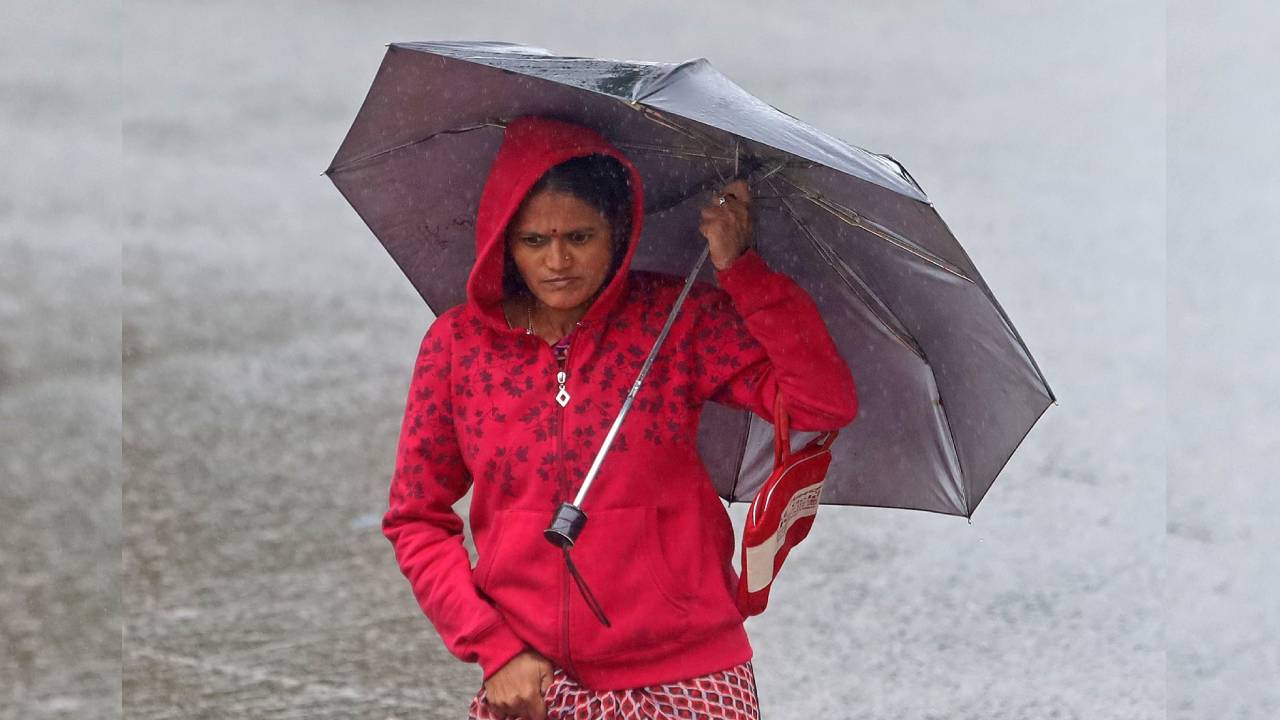 Bengaluru Rains: ಬೆಂಗಳೂರಲ್ಲಿ ಜಿಟಿ ಜಿಟಿ ಮಳೆ; ಟ್ರಾಫಿಕ್ ಕಿರಿ ಕಿರಿ, ಸವಾರರ ಪರದಾಟ - Image 3