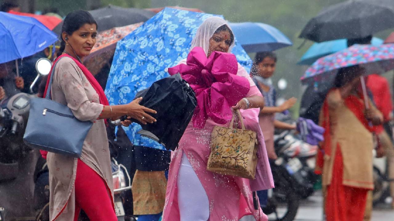 Bengaluru Rains: ಬೆಂಗಳೂರಲ್ಲಿ ಜಿಟಿ ಜಿಟಿ ಮಳೆ; ಟ್ರಾಫಿಕ್ ಕಿರಿ ಕಿರಿ, ಸವಾರರ ಪರದಾಟ - Image 1