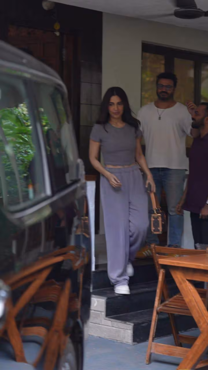 Bhumi Pednekar: ಸಹೋದರಿಯರ ಜೊತೆ ಭೂಮಿ ಪಡ್ನೇಕರ್ ಸಿಟಿ ರೌಂಡಿಂಗ್ಸ್! ಫೋಟೋಗಳು ಇಲ್ಲಿವೆ - Image 1