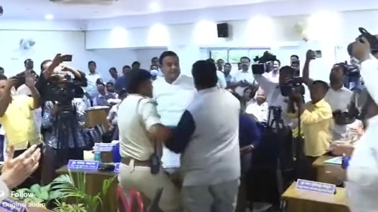 Bidar KDP Meeting: ಕೆಡಿಪಿ ಸಭೆಯಲ್ಲಿ ಕೈ ಕೈ ಮಿಲಾಯಿಸಿದ ಬಿಜೆಪಿ ಶಾಸಕ- ಕಾಂಗ್ರೆಸ್‌ ಎಂಎಲ್‌ಸಿ; ಸಚಿವ ಖಂಡ್ರೆ ಎದುರೇ ಫೈಟಿಂಗ್‌!