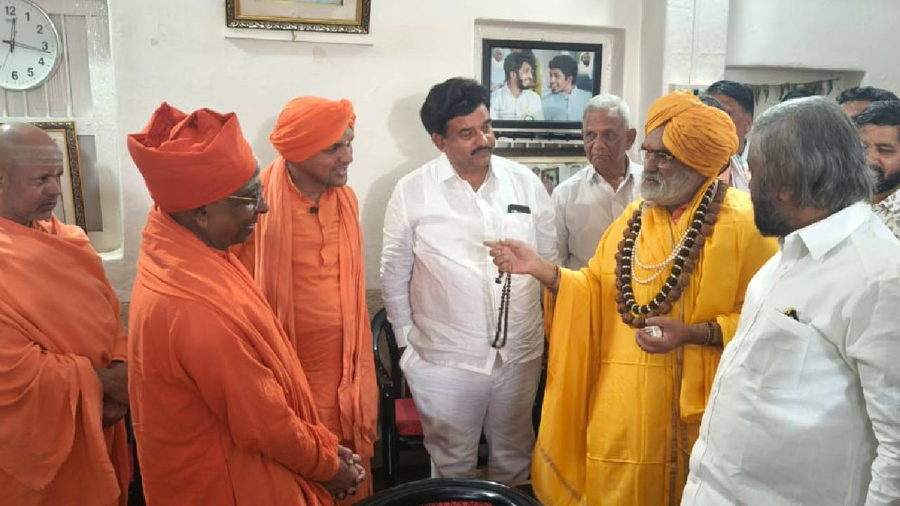 ಮಾಜಿ ಸಚಿವ, ಶತಾಯುಷಿ ಡಾ. ಭೀಮಣ್ಣ ಖಂಡ್ರೆ ನಿವಾಸಕ್ಕೆ ಮಠಾಧೀಶರು, ಗಣ್ಯರು ಭೇಟಿ