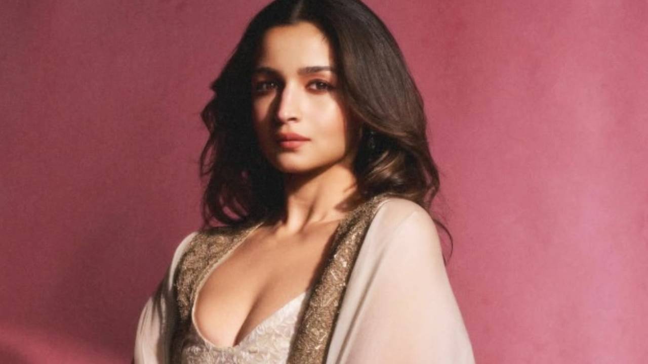 Star Fashion 2025: ಕೇಪ್‌ ಲೆಹೆಂಗಾದಲ್ಲೂ ಗ್ಲಾಮರಸ್‌ ಆಗಿ ಕಾಣಿಸಿಕೊಂಡ ಆಲಿಯಾ ಭಟ್‌ - Image 2