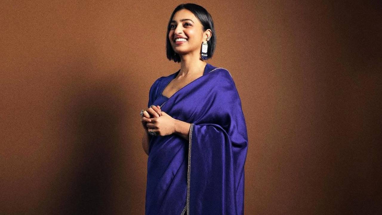 Star Saree Fashion 2025: ನೀಲಿ ಸೀರೆಯ ಮೋಹಪಾಶಕ್ಕೆ ಸಿಲುಕಿದ ರಾಧಿಕಾ ಆಪ್ಟೆ! - Image 3