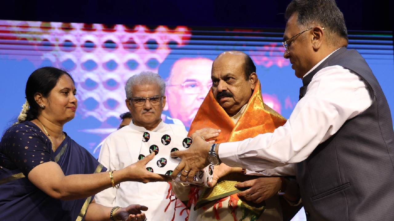 Vishwavani Pustaka: ವಿಶ್ವೇಶ್ವರ ಭಟ್ಟರ 100ನೇ ಕೃತಿ ಸೇರಿದಂತೆ ವಿಶ್ವವಾಣಿ ಪುಸ್ತಕದ 8 ಕೃತಿಗಳ ಲೋಕಾರ್ಪಣೆ; ಫೋಟೋ ನೋಡಿ - Image 3