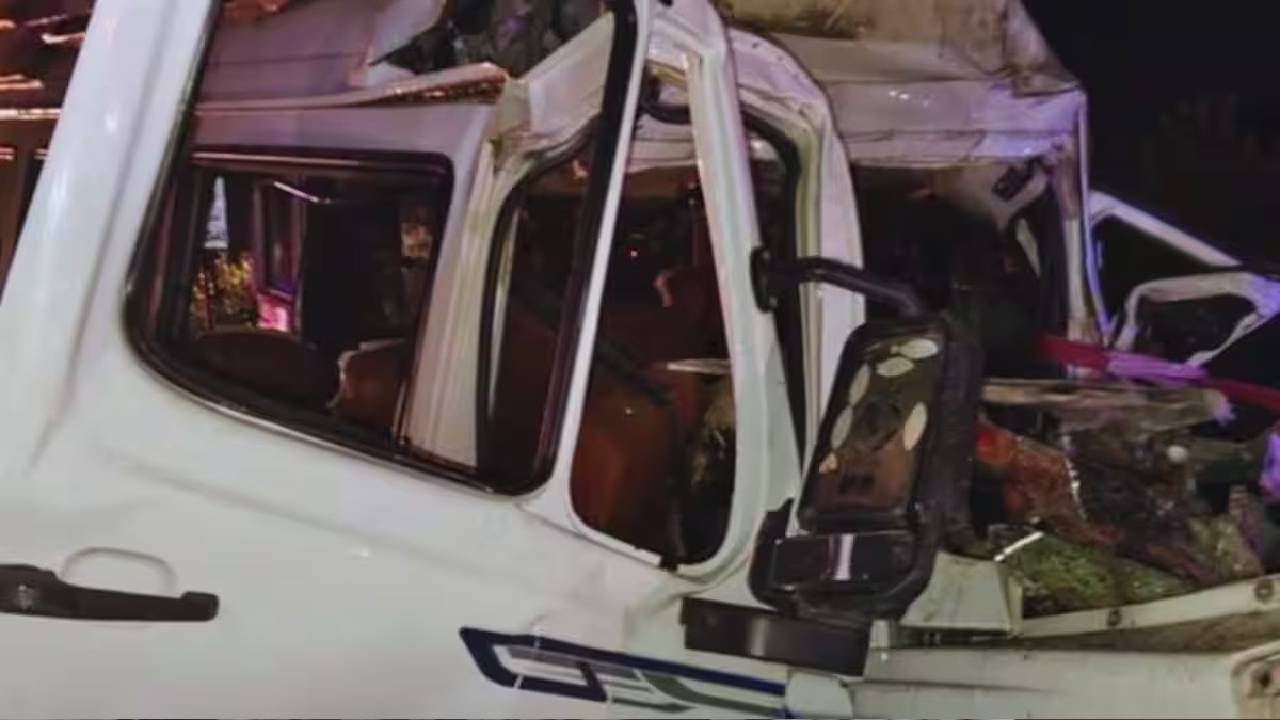 ನಿಂತಿದ್ದ ಟ್ರಕ್‌ಗೆ ಬಸ್‌ ಡಿಕ್ಕಿ ಹೊಡೆದು 15 ಮಂದಿ ಸಾವು