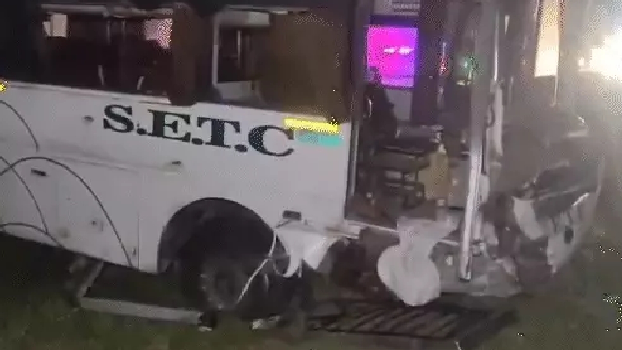 ಚಲಿಸುತ್ತಿದ್ದ ಎರಡು ಕಾರುಗಳಿಗೆ ಬಸ್ ಡಿಕ್ಕಿ; 9 ಮಂದಿ ಸಾವು