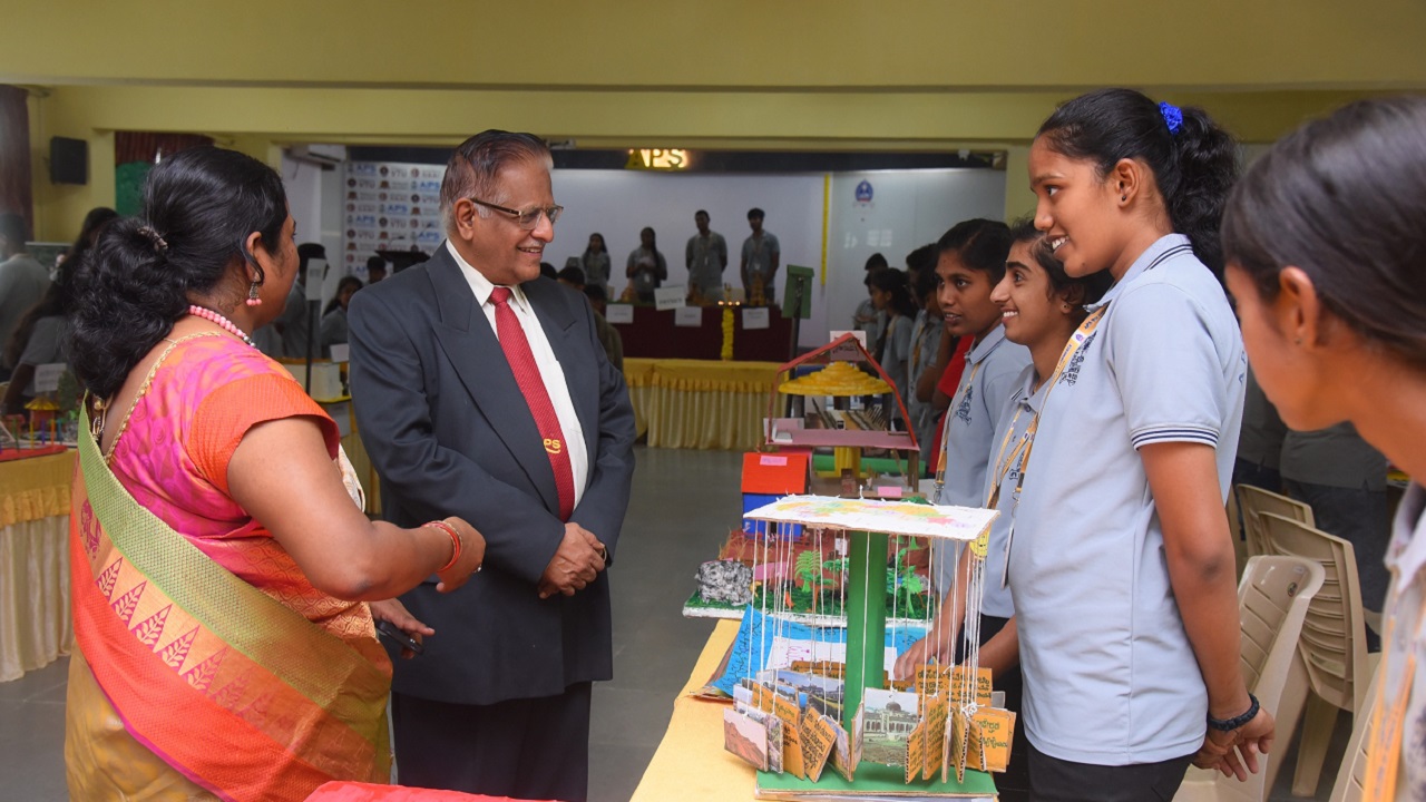 ಎ.ಪಿ.ಎಸ್ ಪಿಯುಸಿ ಕಾಲೇಜಿನಲ್ಲಿ ವಿಜ್ಞಾನ ಹಾಗೂ ಕಲೆಯ ವಸ್ತು ಪ್ರದರ್ಶನ