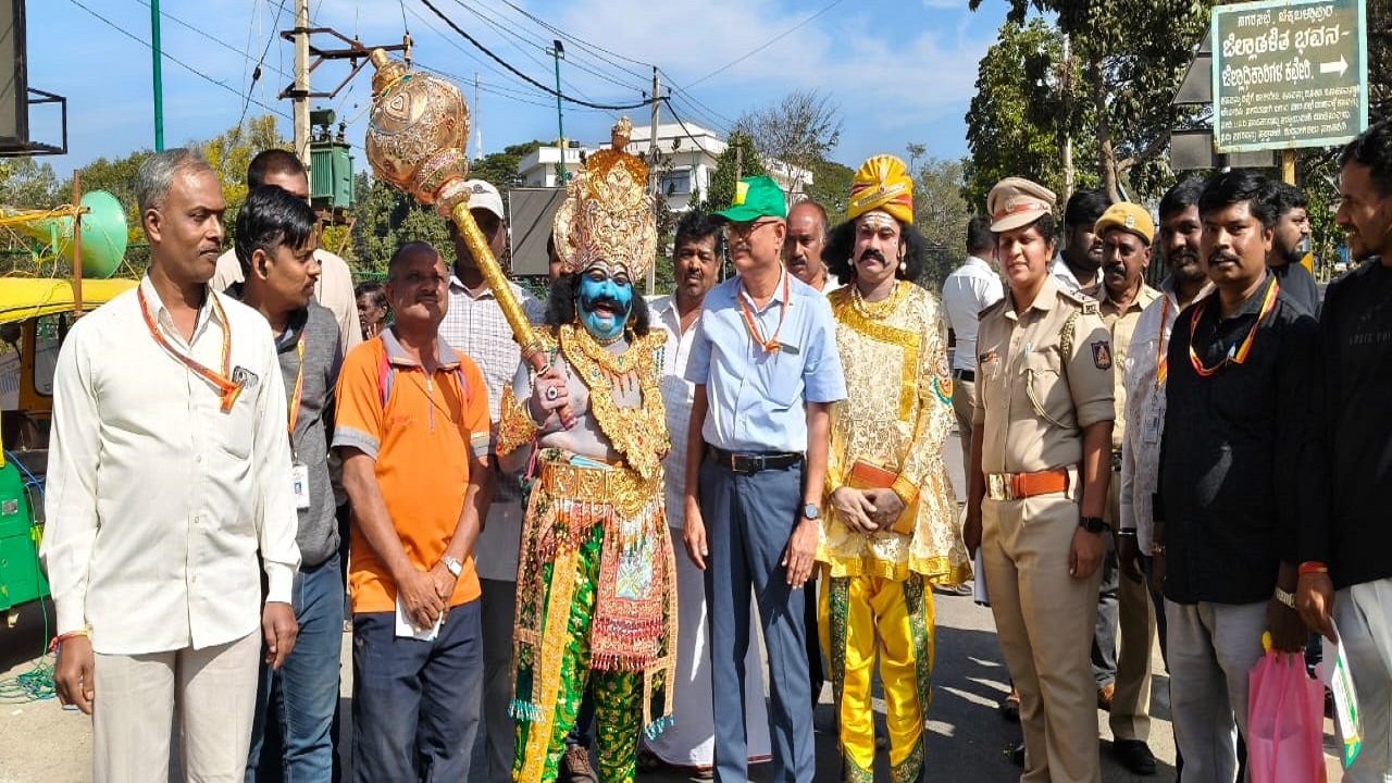 Chikkaballapur News: ಯಮನ ವೇಷಧಾರಿ ಮೂಲಕ ಜಾಗೃತಿ