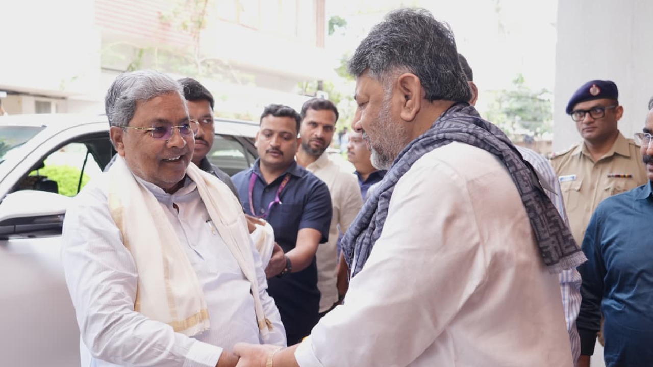 ಇಡ್ಲಿ-ನಾಟಿಕೋಳಿ ಸಾರು ಸವಿದ ಸಿದ್ದರಾಮಯ್ಯ; ಫೋಟೋ ನೋಡಿ