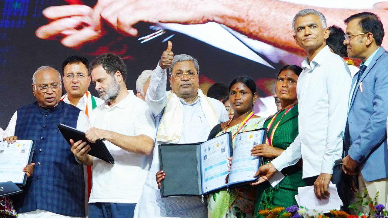 ಒಂದೇ ದಿನ 1,11,111 ಕುಟುಂಬಕ್ಕೆ ಹಕ್ಕುಪತ್ರ ವಿತರಿಸಿದ ಸಿಎಂ