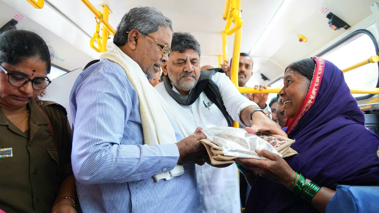 CM Siddaramaiah: ಬಸ್‌ನಲ್ಲಿ ಕಂಡಕ್ಟರ್‌ ಆದ ಸಿಎಂ ಸಿದ್ದರಾಮಯ್ಯ! ಮಹಿಳೆಗೆ 500ನೇ ಕೋಟಿ ಟಿಕೆಟ್‌ ವಿತರಣೆ