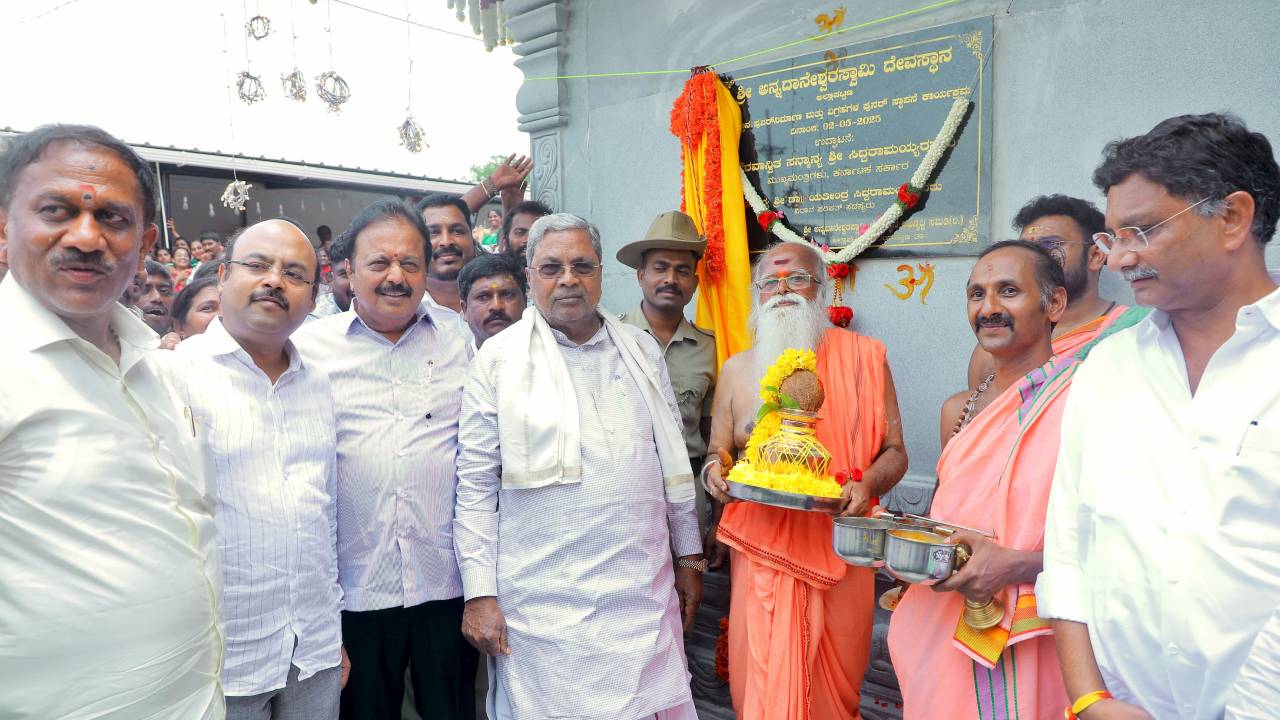 ಮನೆದೇವರ ದರ್ಶನ ಪಡೆದು ಲಾವಣಿ ಹಾಡಿದ ಸಿಎಂ ಸಿದ್ದರಾಮಯ್ಯ