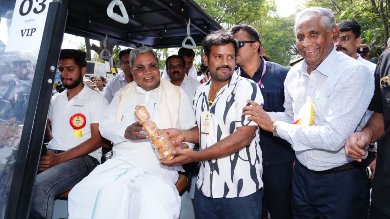 Chitrasanthe 2026: ಬೆಂಗಳೂರಿನಲ್ಲಿ 23ನೇ ಚಿತ್ರಸಂತೆ ಉದ್ಘಾಟಿಸಿದ ಸಿಎಂ ಸಿದ್ದರಾಮಯ್ಯ; ಫೋಟೊಗಳು ಇಲ್ಲಿವೆ - Image 4