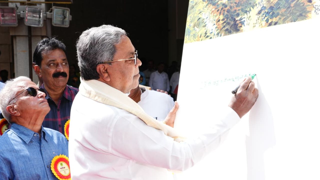 Chitrasanthe 2026: ಬೆಂಗಳೂರಿನಲ್ಲಿ 23ನೇ ಚಿತ್ರಸಂತೆ ಉದ್ಘಾಟಿಸಿದ ಸಿಎಂ ಸಿದ್ದರಾಮಯ್ಯ; ಫೋಟೊಗಳು ಇಲ್ಲಿವೆ - Image 2