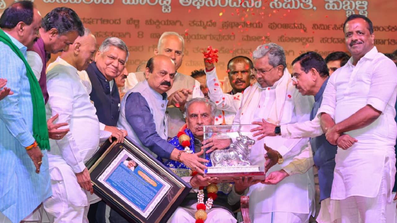 8 ಬಾರಿ ವಿಧಾನಪರಿಷತ್ ಸದಸ್ಯರಾಗುವ ಮೂಲಕ ವಿಶ್ವ ದಾಖಲೆ ಬರೆದ ಬಸವರಾಜ ಹೊರಟ್ಟಿ; ಅಭಿನಂದಿಸಿದ ಸಿದ್ದರಾಮಯ್ಯ