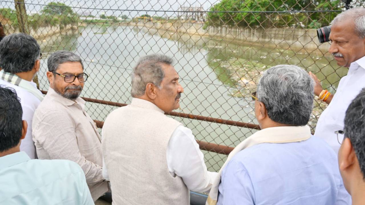 CM's city rounds: ಬೆಂಗಳೂರಿನ ಮಳೆ ಹಾನಿ ಪ್ರದೇಶಗಳಿಗೆ ಸಿಎಂ ಭೇಟಿ; ಮುಲಾಜಿಲ್ಲದೆ ಒತ್ತುವರಿ ತೆರವಿಗೆ ಸೂಚನೆ - Image 2