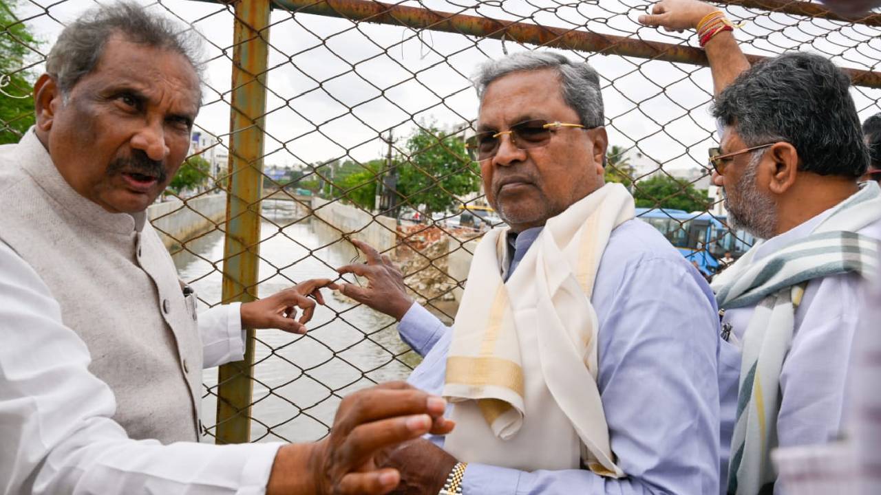 CM's city rounds: ಬೆಂಗಳೂರಿನ ಮಳೆ ಹಾನಿ ಪ್ರದೇಶಗಳಿಗೆ ಸಿಎಂ ಭೇಟಿ; ಮುಲಾಜಿಲ್ಲದೆ ಒತ್ತುವರಿ ತೆರವಿಗೆ ಸೂಚನೆ - Image 5