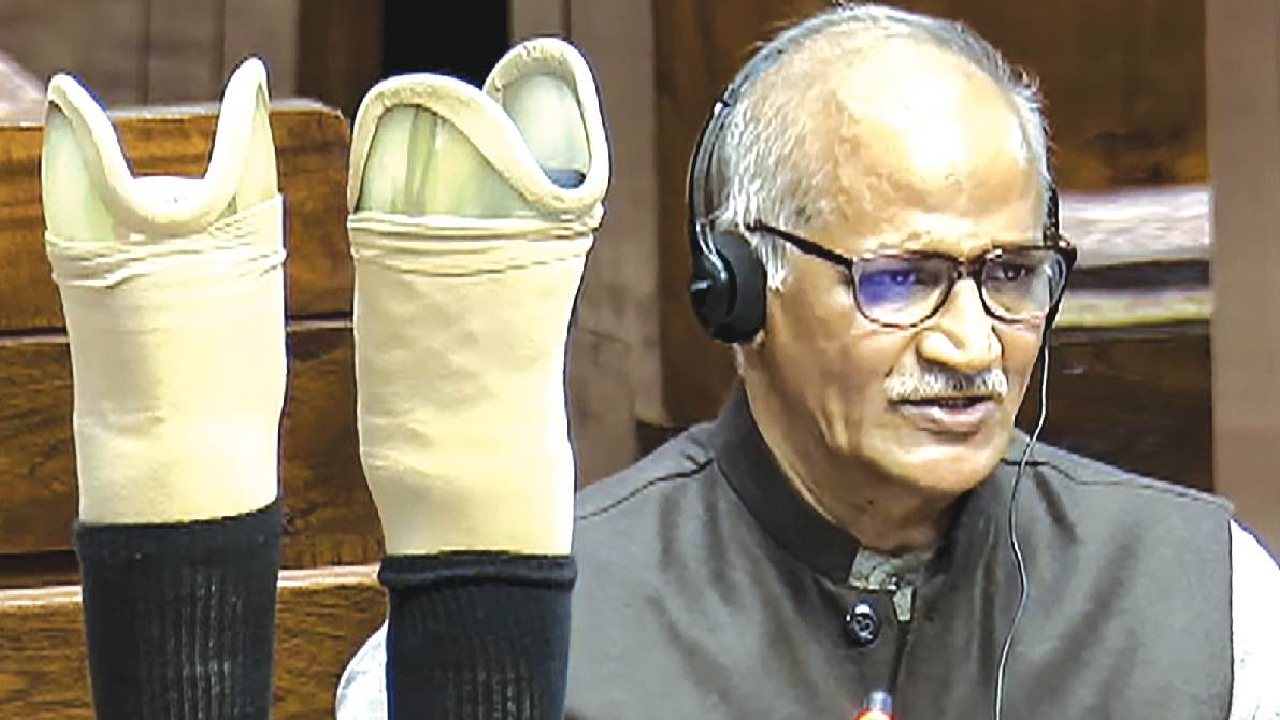 ಕೃತಕ ಕಾಲು ತೋರಿಸಿ  ಕಮ್ಯುನಿಷ್ಟರ ಕರಾಳ ಮುಖ ತೆರದಿಟ್ಟ ಬಿಜೆಪಿ ಸಂಸದ