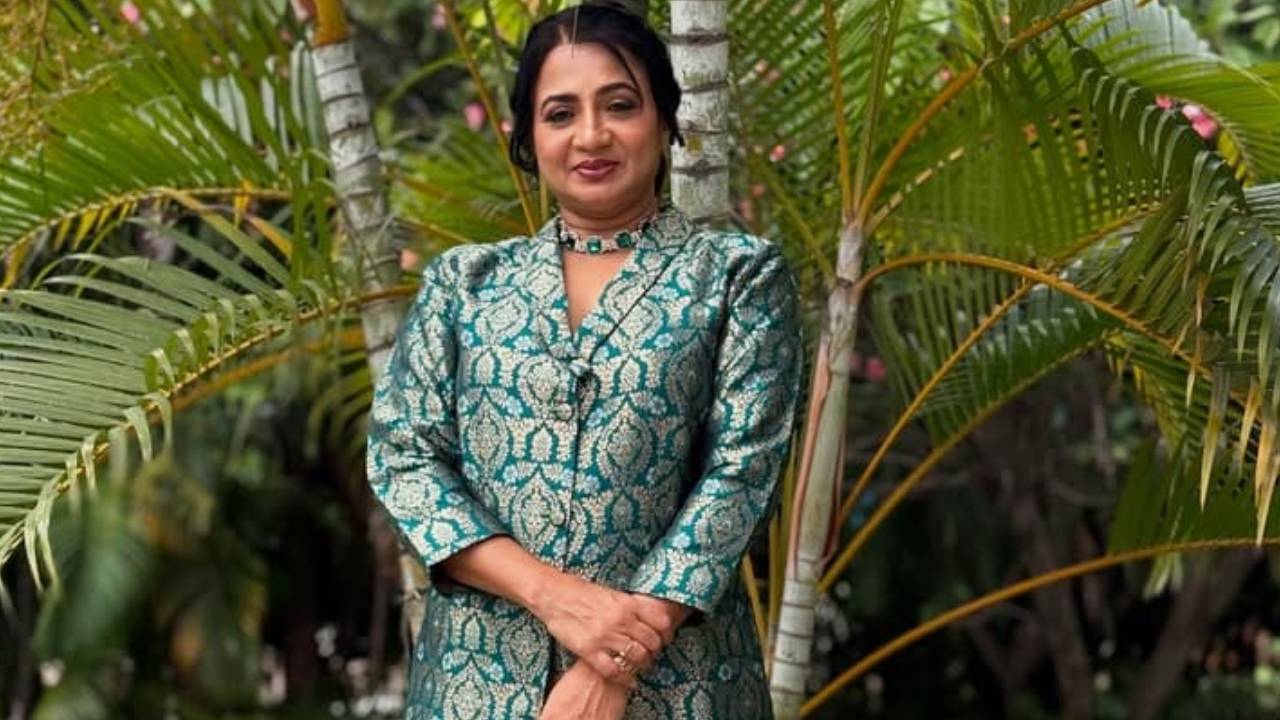 Celebrity Fashion 2025: ರೇಷ್ಮೆಯ ಪ್ಯಾಂಟ್ ಸೂಟ್ನಲ್ಲಿ ನಟಿ ವಾಣಿ ಶ್ರೀ ಅತ್ಯಾಕರ್ಷಕ ಲುಕ್ - Image 4