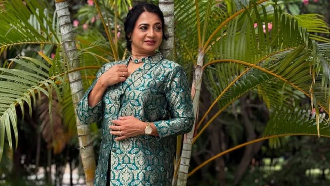 Celebrity Fashion 2025: ರೇಷ್ಮೆಯ ಪ್ಯಾಂಟ್ ಸೂಟ್ನಲ್ಲಿ ನಟಿ ವಾಣಿ ಶ್ರೀ ಅತ್ಯಾಕರ್ಷಕ ಲುಕ್ - Image 5