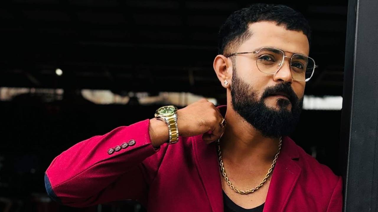 ರೆಡ್ ಬ್ಲೇಜರ್ನಲ್ಲಿ ಕಿರುತೆರೆ ನಟ ರಾಮ್ ಪವನ್ ಶೇಟ್ ಮಾನ್ಸೂನ್ ಲುಕ್