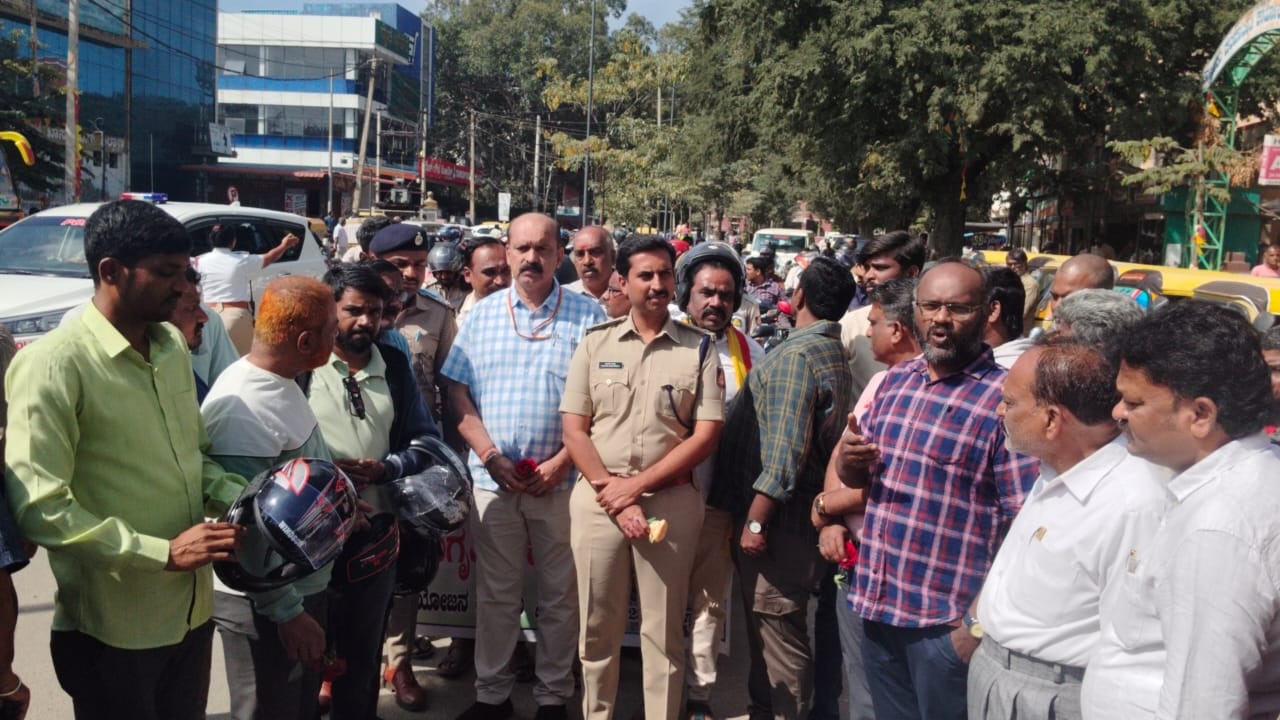 ಸಂಚಾರಿ ನಿಯಮಗಳನ್ನು ಪಾಲಿಸಿ ತಪ್ಪದೆ ಹೆಲ್ಮೆಟ್ ಧರಿಸಿ